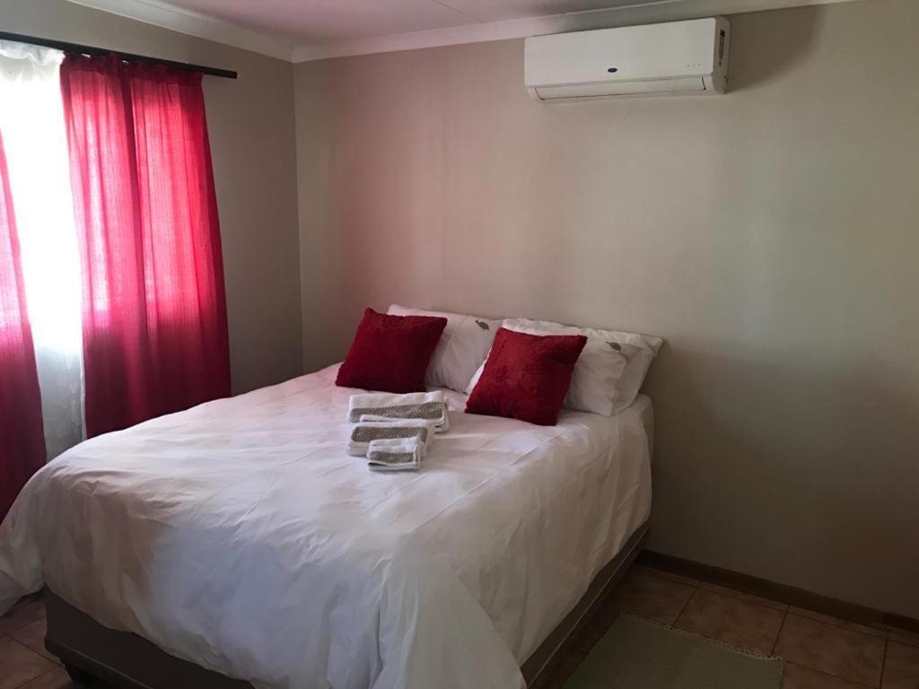 Urbanlife Keetmanshoop Accommodation ภายนอก รูปภาพ